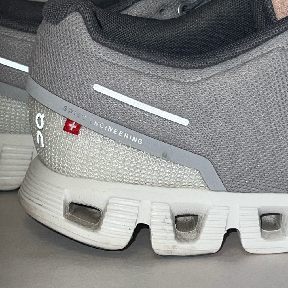 On Cloud 5 grey/white/peach – LIKE NEW - Picture 14 of 16
